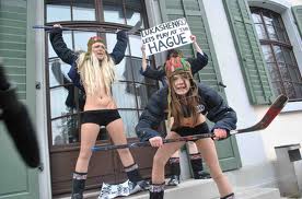 Активистки FEMEN отомстили за зеленку